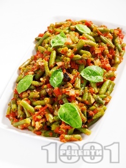 Салата от замразен зелен фасул (зелен боб), лук, чесън, домати от консерва или буркан и маслини - снимка на рецептата